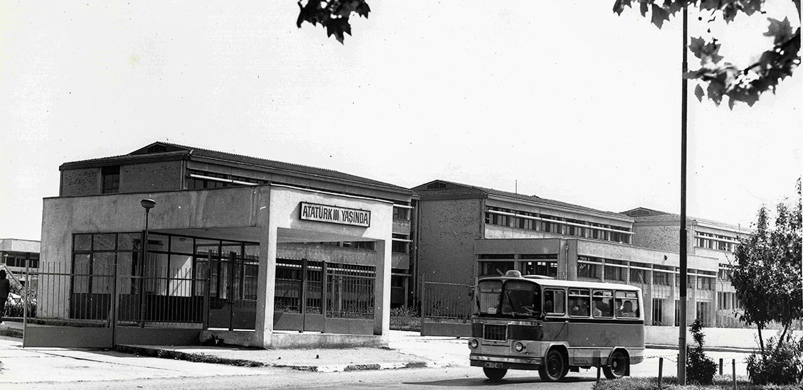 Yıl: 1982, Fotoğraf için Şener Kaya'ya (İstanbul Atatürk Yüksek Öğretmen Okulu Müdürü) teşekkür ederiz.